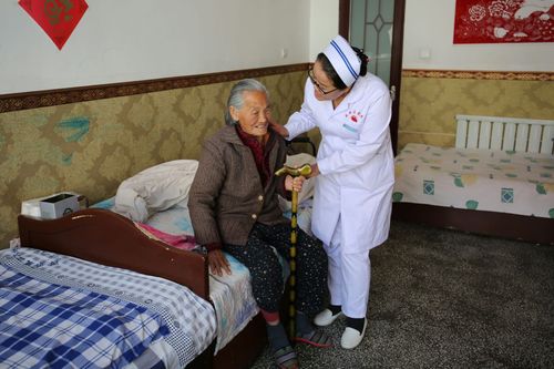 护理部主任陪老人聊天 护理服务中的人文温度与专业深度
