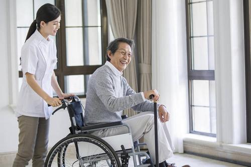 轮椅旁的守护 护工照顾坐轮椅老年男子的护理服务指南